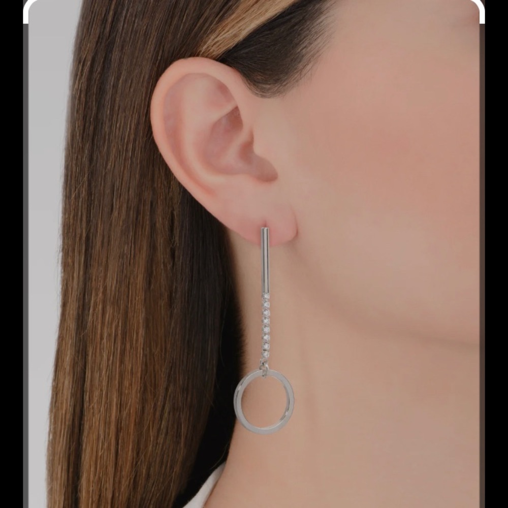 Bar like post with rhinestones dropping to a Circle Charm